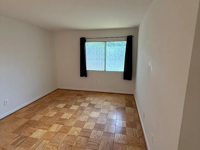 2911 Charing Cross Rd — Photo 18