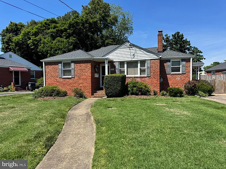2906 Breezy Ter — Photo 1