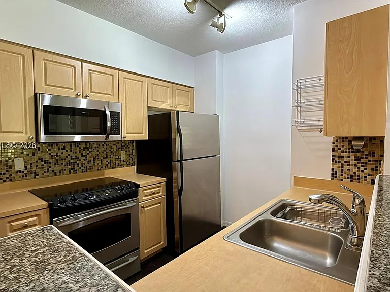 6831 SW 44th St #302 — Photo 7