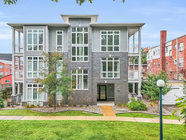 309 W Washington — Photo 1
