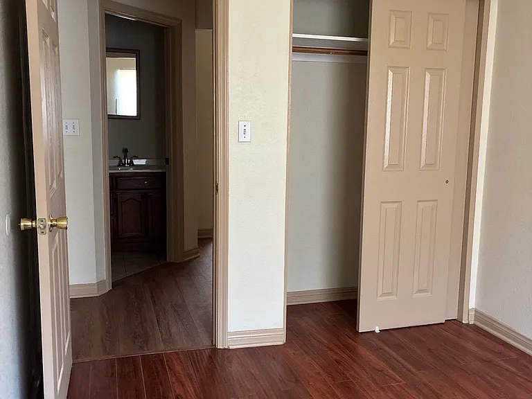 4264 S Menlo Ave — Photo 4