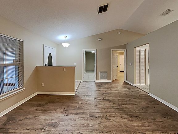 3rd image of 427 Woodview Dr