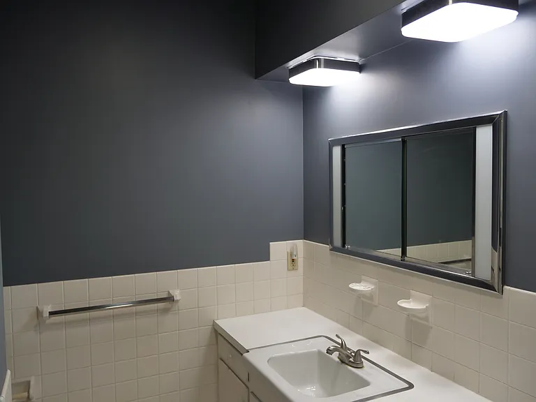 Full master bathroom.