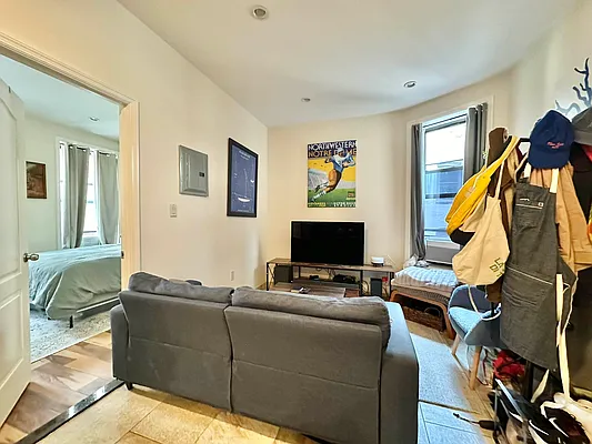 Rented by Astoria Realty | media 10
