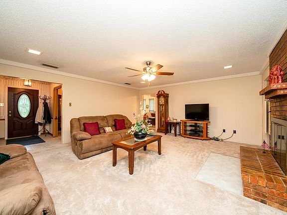 5th image of 701 Willowood St