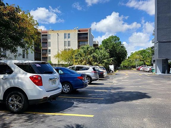 3rd image of 310 Fontainebleau Blvd APT 502