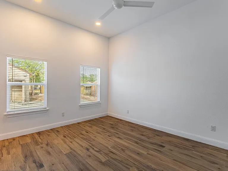 730 Avenue A — Photo 16