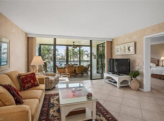 3rd image of 910 Huron Ct Unit 201