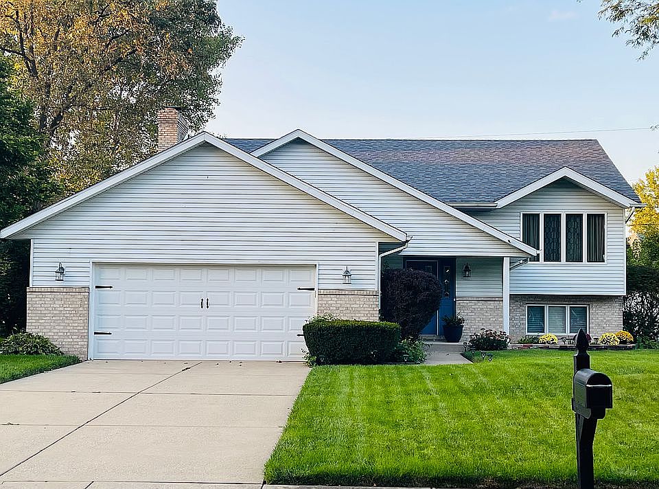 1st image of 2744 W 65th Pl