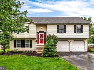 11 Trout Ln, Stewartstown, PA 17363