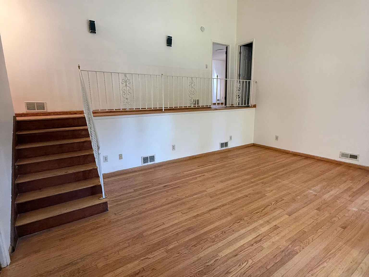 5 bed, 2.5 bath, 2600 sqft, $5,000 — Photo 3