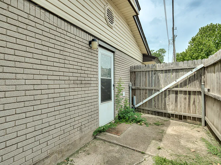 106 N Norman Ave — Photo 35