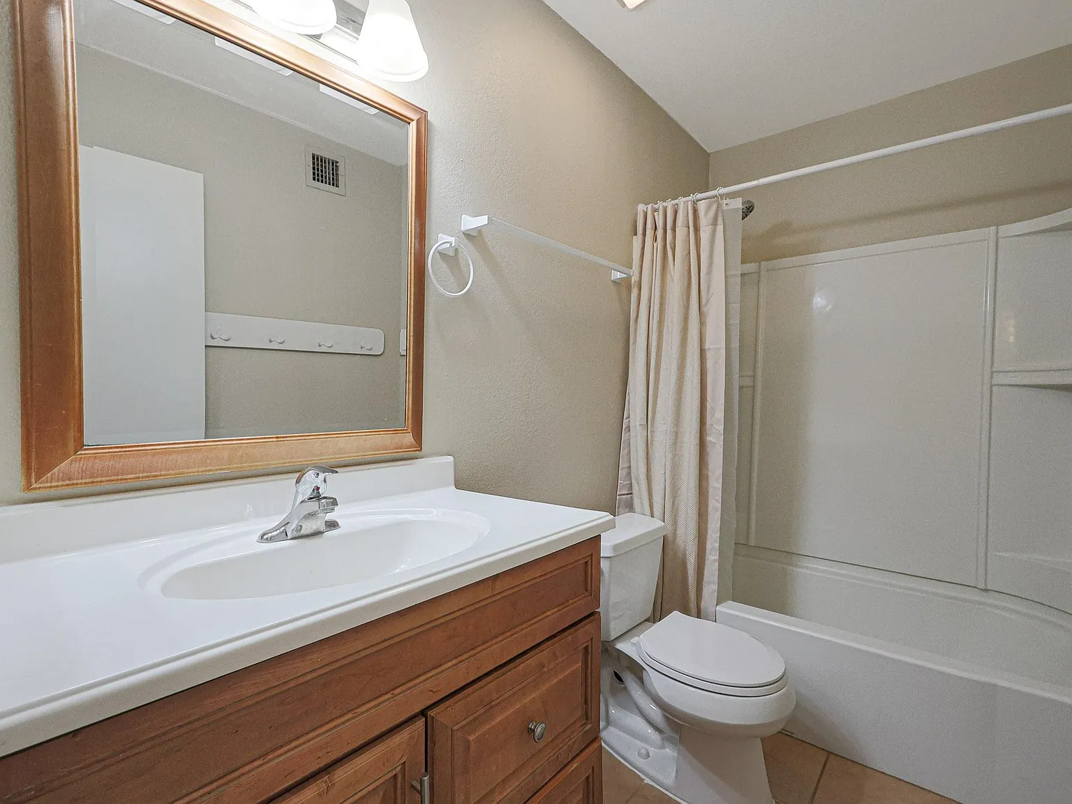 4 bed, 2.5 bath, 2400 sqft, $815 — Photo 4