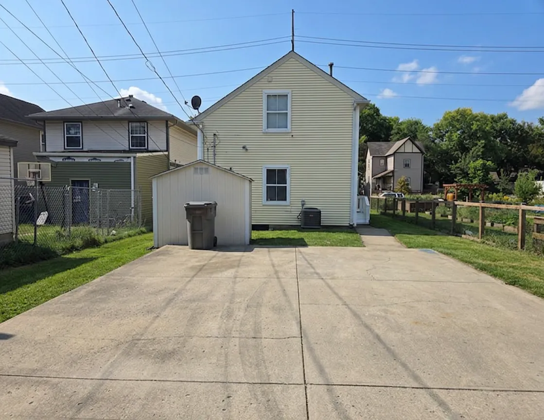 3 bed, 2056 sqft, $2,100 — Photo 2