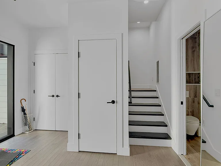 12 Hudson River Ln — Photo 13
