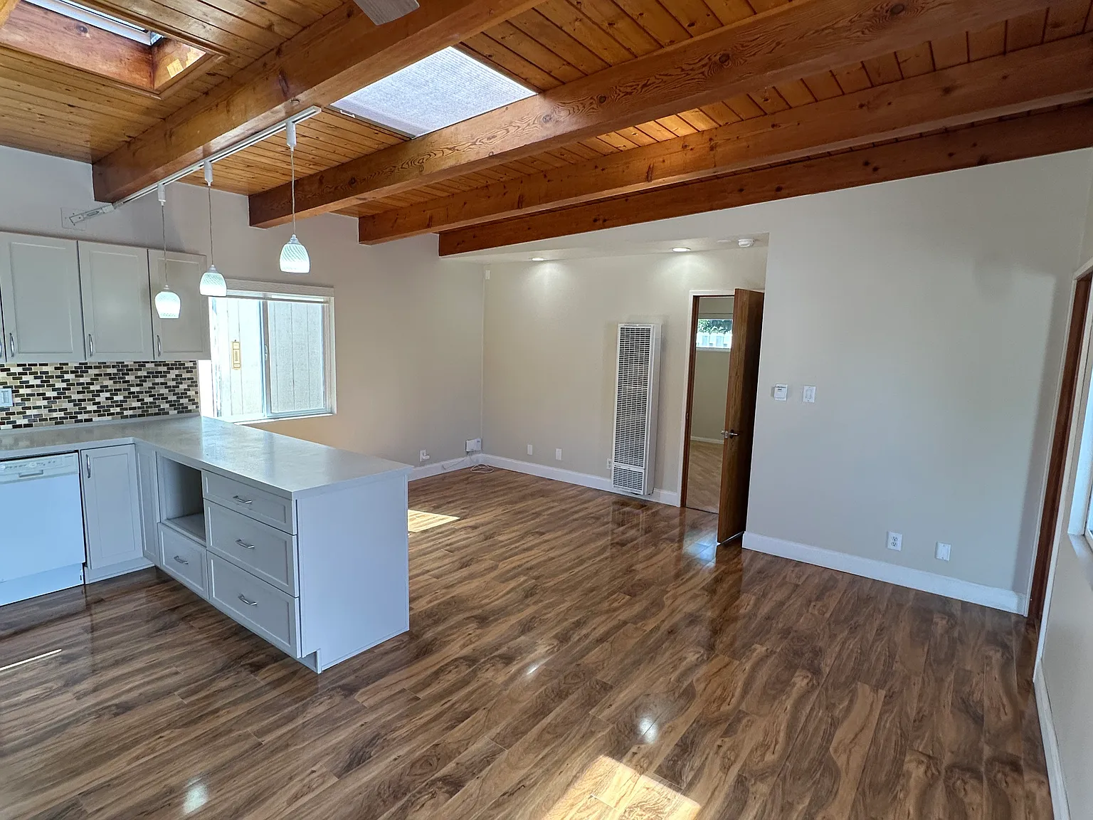 2 bed, 850 sqft, $3,249 — Photo 3