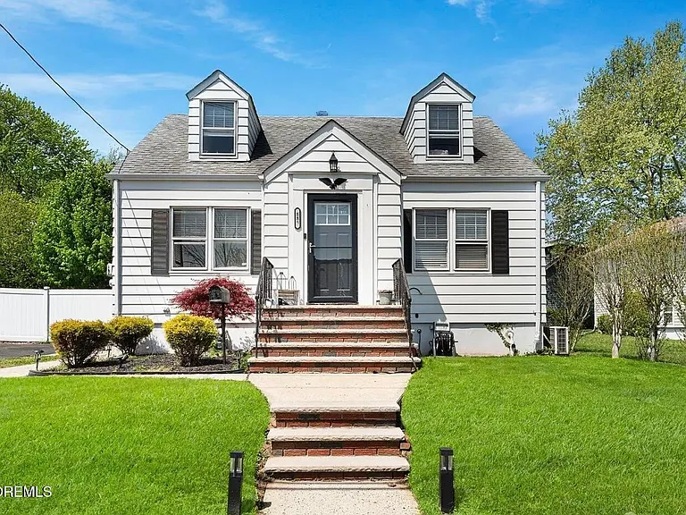 585 Bamford Ave — Photo 4