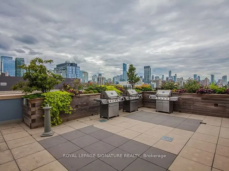 230 King St E #321 — Photo 12