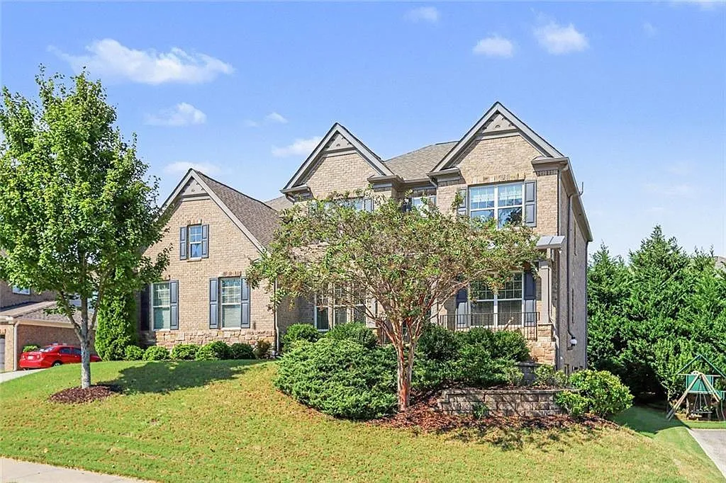 7 bed, 5.0 bath, 5498 sqft, $4,950 — Photo 3