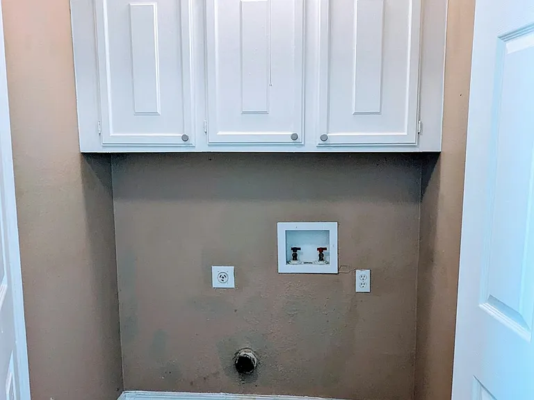 Utility room with Washer/Dryer hookups