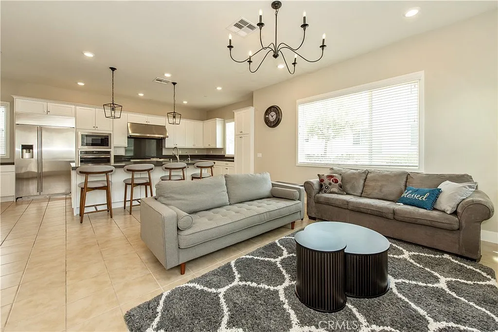 4 bed, 3170 sqft, $7,000 — Photo 3