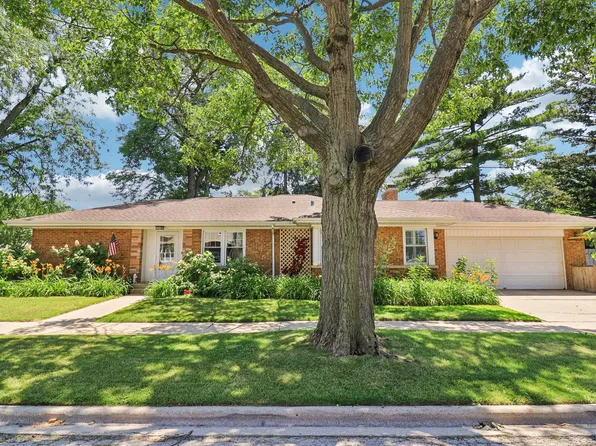 8318 Gross Point Rd, Morton Grove, IL 60053