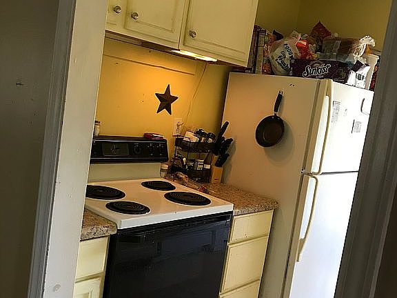 Kitchen- toward front door L