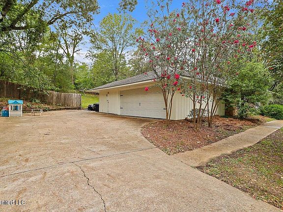 4th image of 221 Kiowa Dr