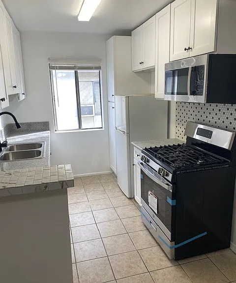 11446 Califa St — Photo 1
