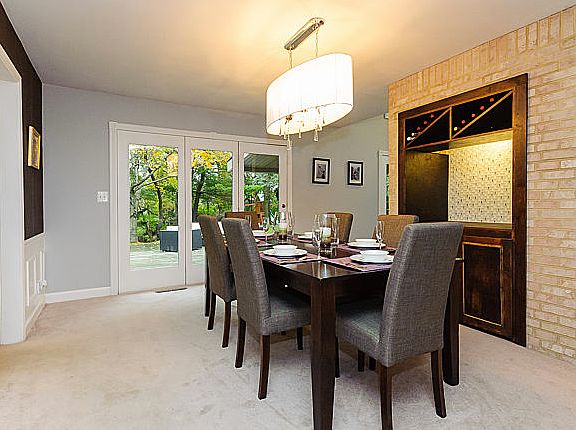 Dinning with wet bar