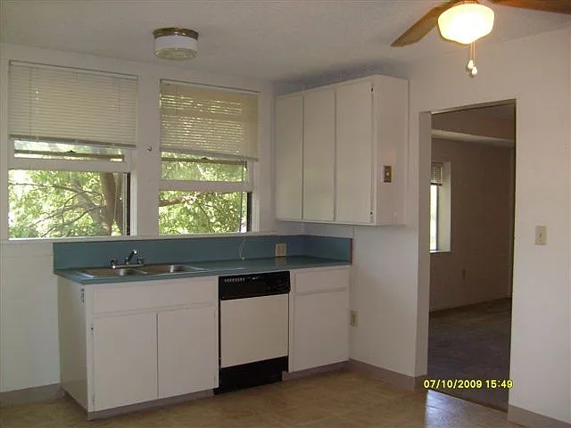 215 Semple St — Photo 8