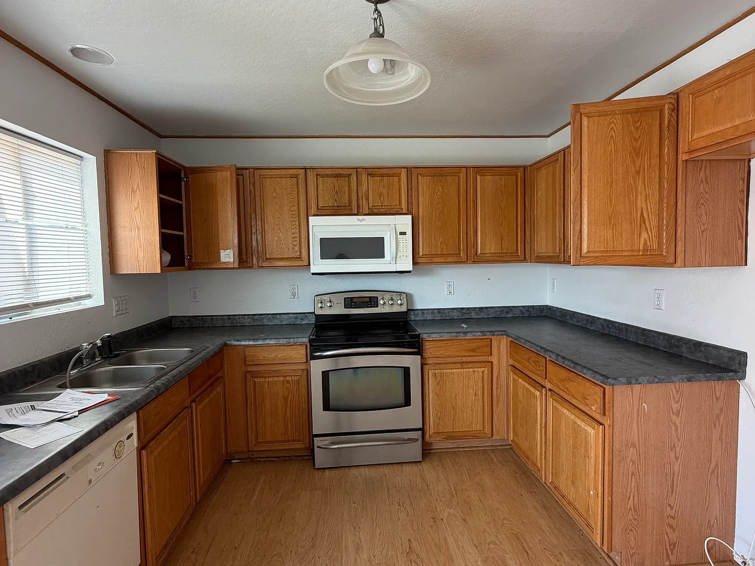 3 bed, 1265 sqft, $2,100 — Photo 1