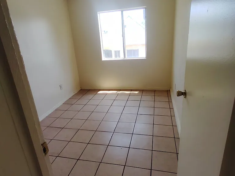 627 1/2 W 56th St #1 — Photo 3