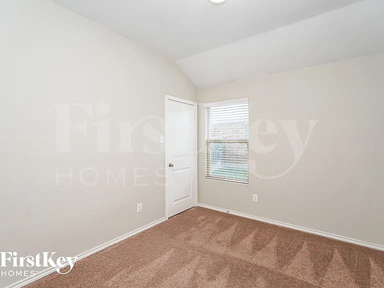 303 Preakness Ln — Photo 16