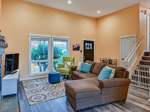 Living room w gas fireplace