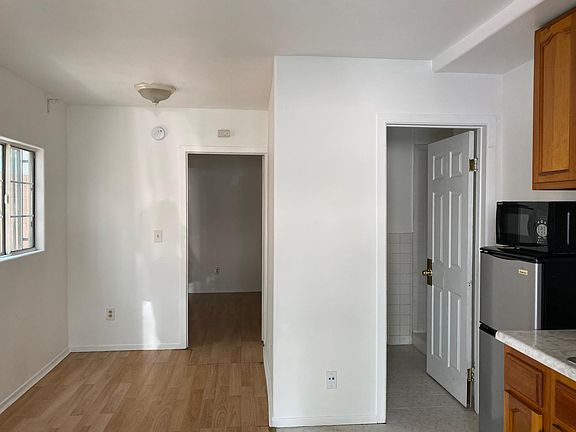 2nd image of 7137 Hawthorn Ave #6