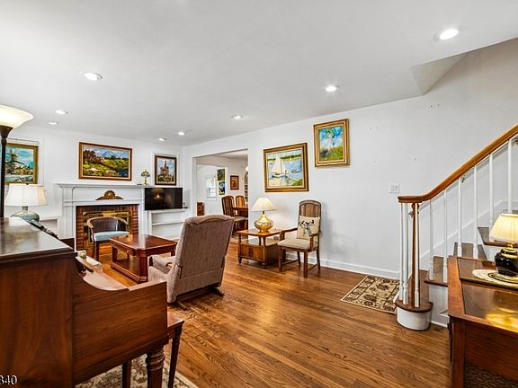 5th image of 25 Lake Dr West