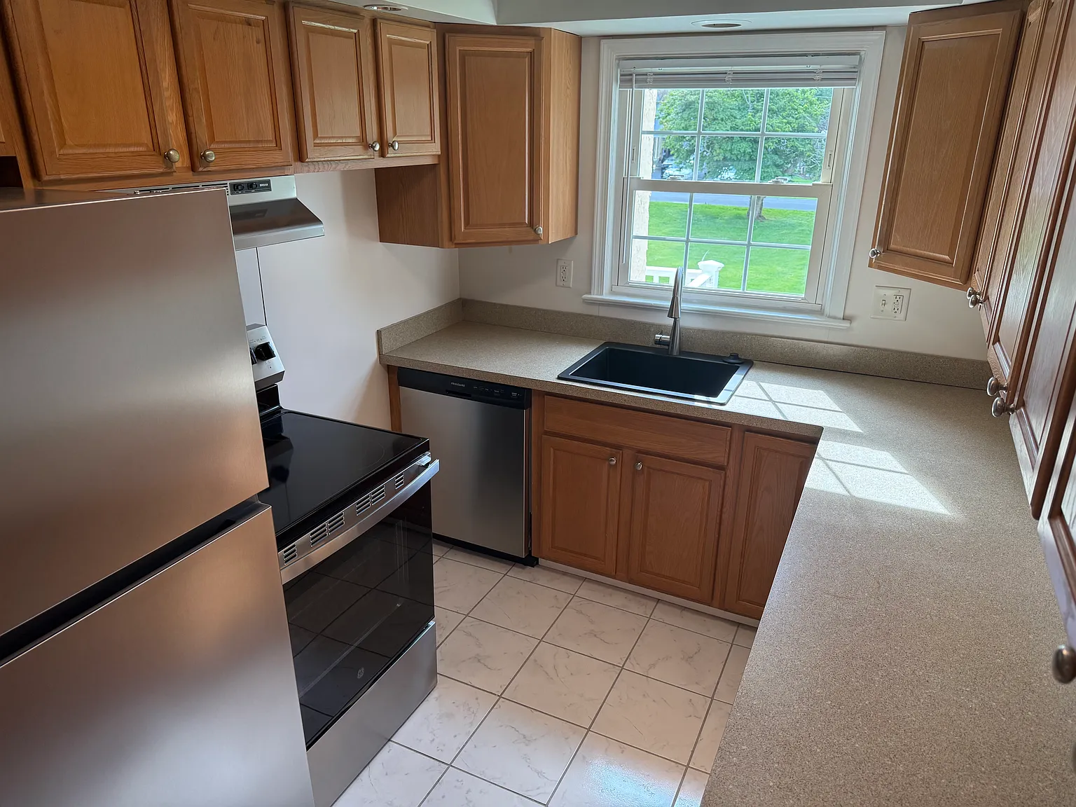 3 bed, $2,500 — Photo 2