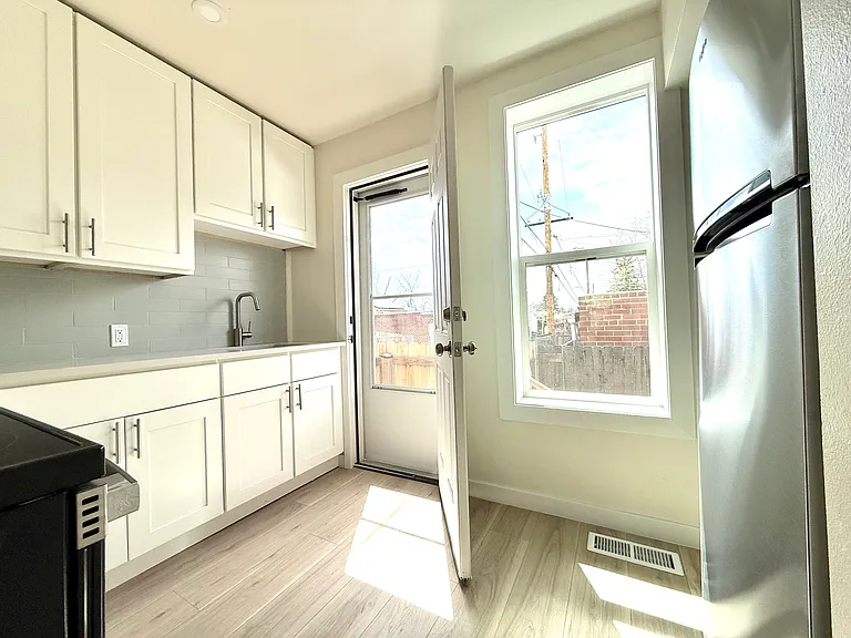 708 E Dakota Ave — Photo 10
