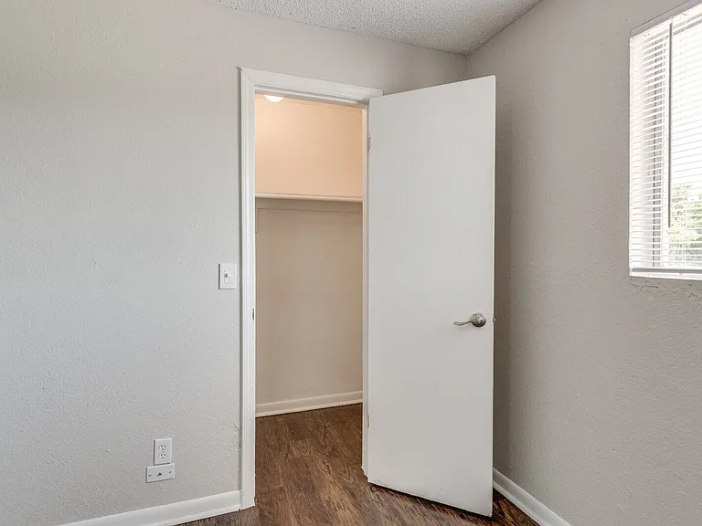 817 SW 23rd St #6 — Photo 28