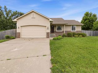 820 Fossilridge Dr, Manhattan, KS 66503