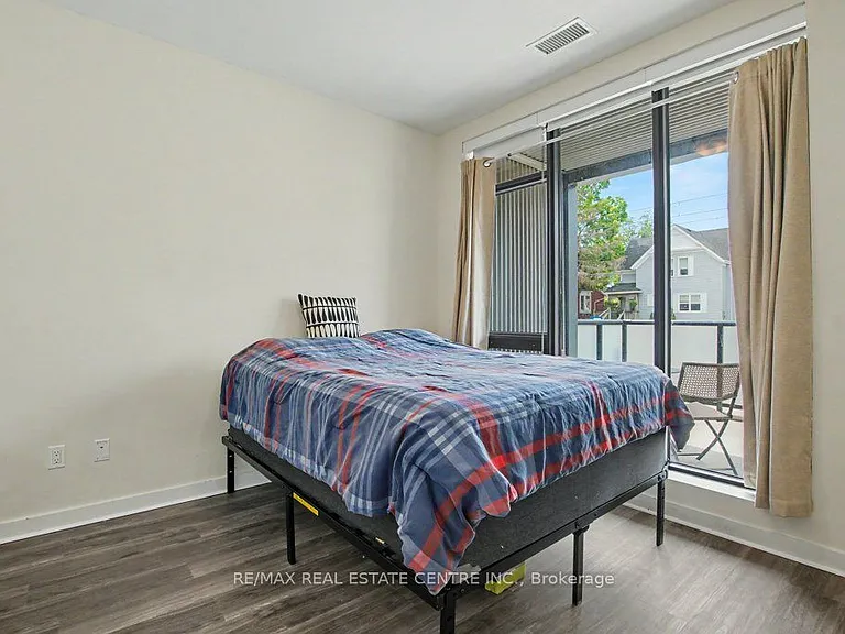 690 King St W #101 — Photo 17