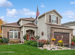 8987 Coppergate Rd, Woodridge, IL 60517