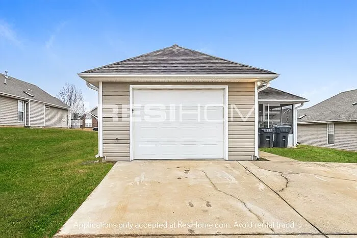 Building Photo - 289 Village Dr