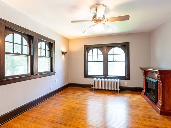 2nd image of 2211 Cumberland St