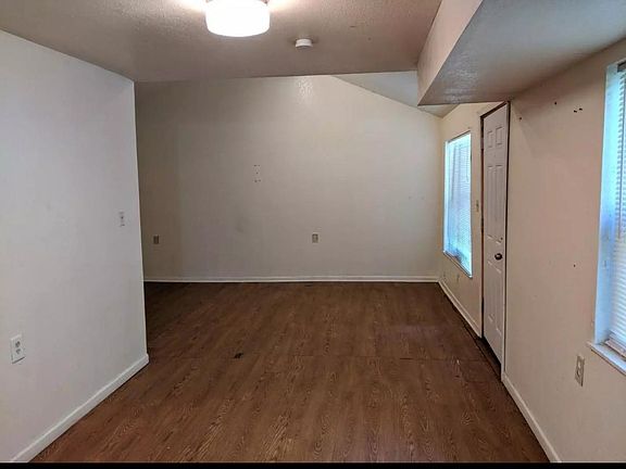 4th image of 3864 E 59th Ter
