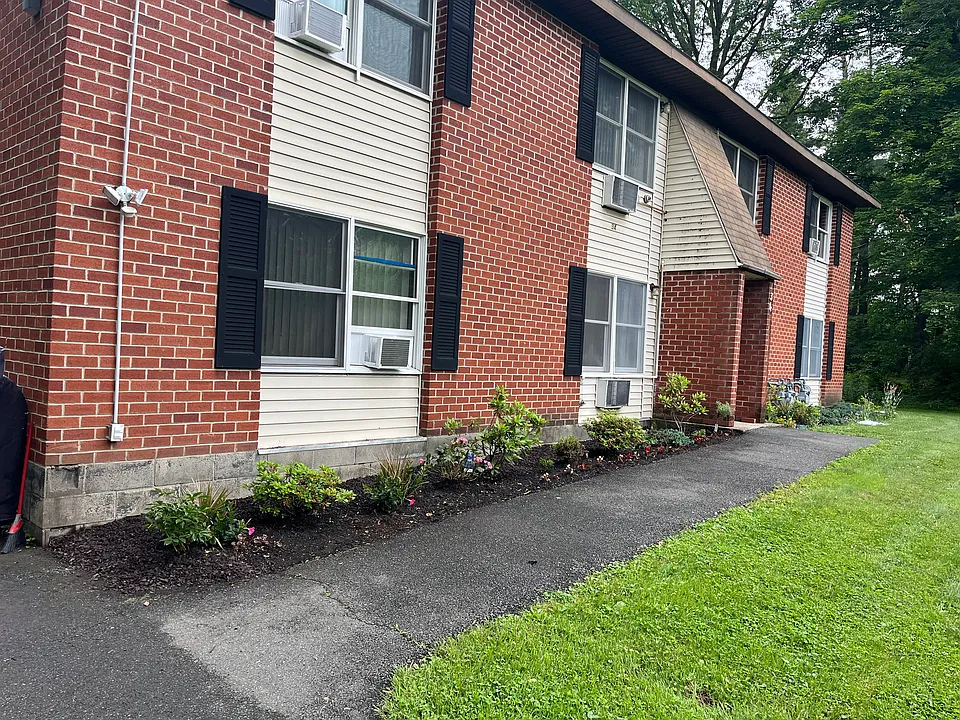 34 Winne Pl #1