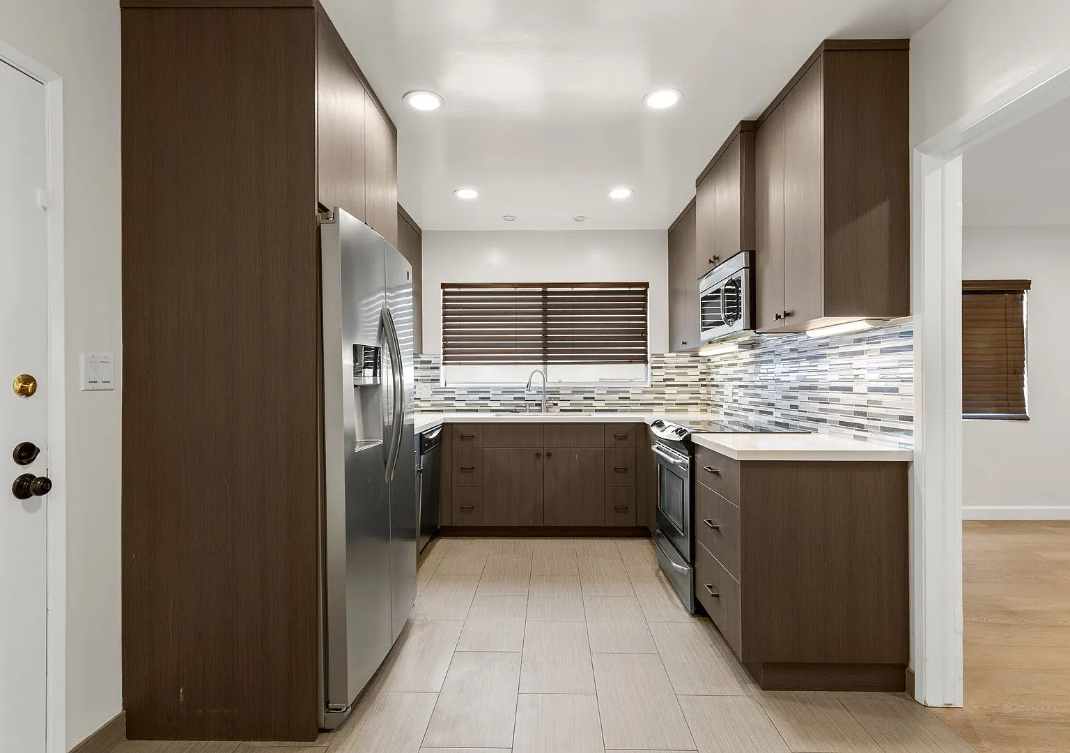 (El/Eu/Yo:B) 148 S. Oakhurst Drive — Photo 2