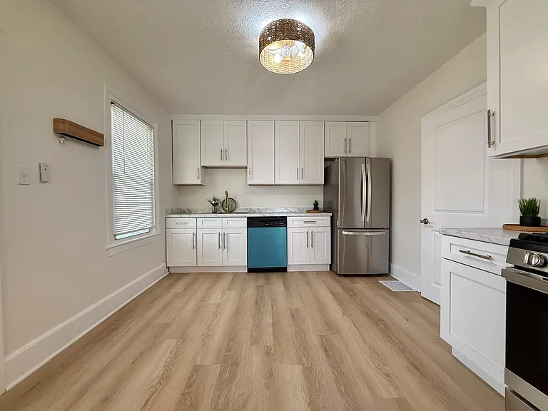 2094 W 44th St #FRONT — Photo 5