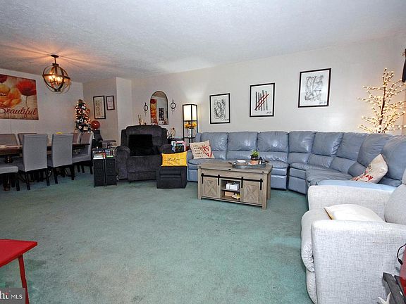 2nd image of 19 Dunmoor Ct N